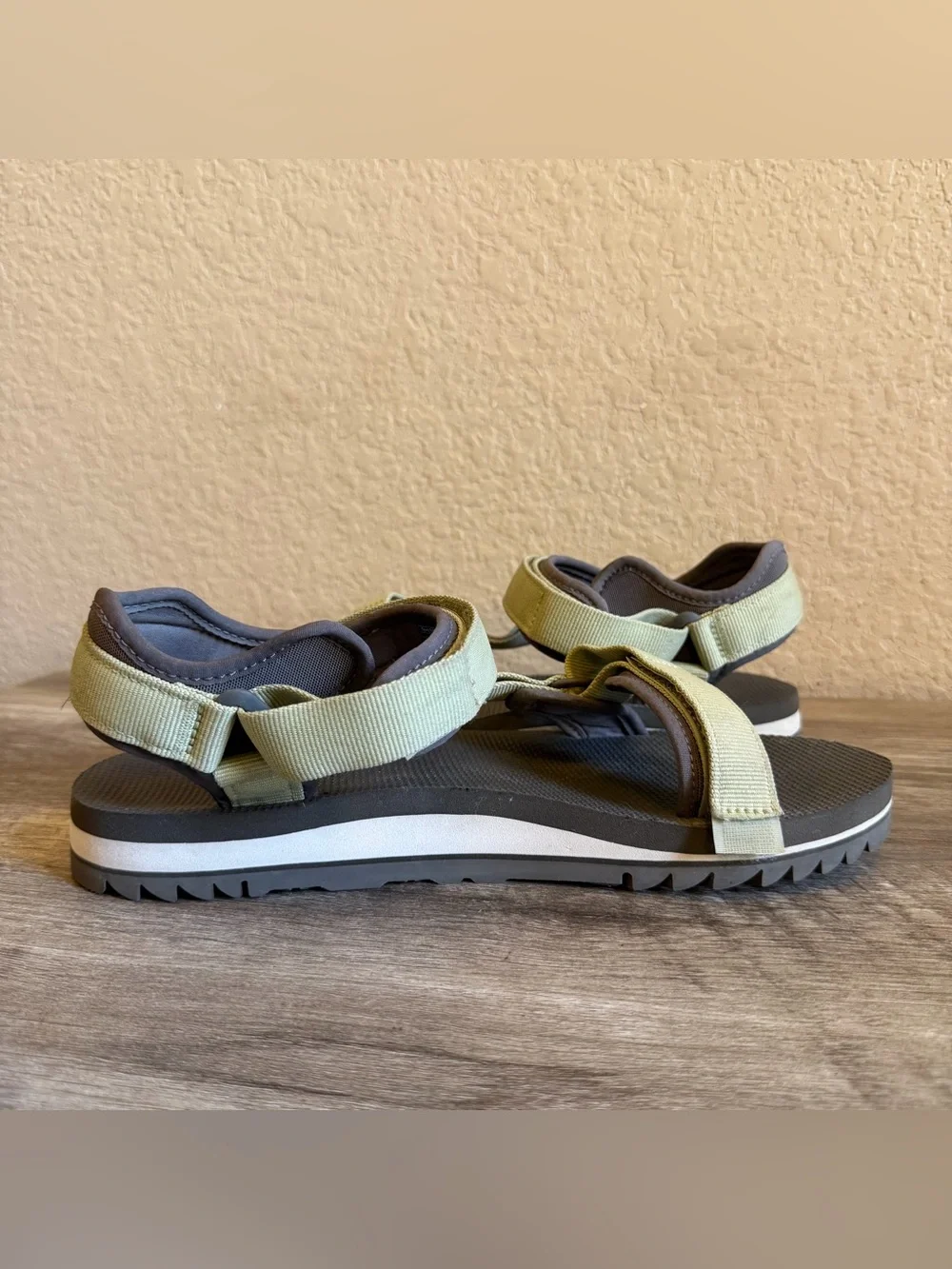Teva Vibram Soles Universal Trail Sandals Womens Size 11 Sage Green